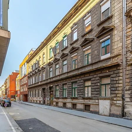 D38 Modern * Budapešť